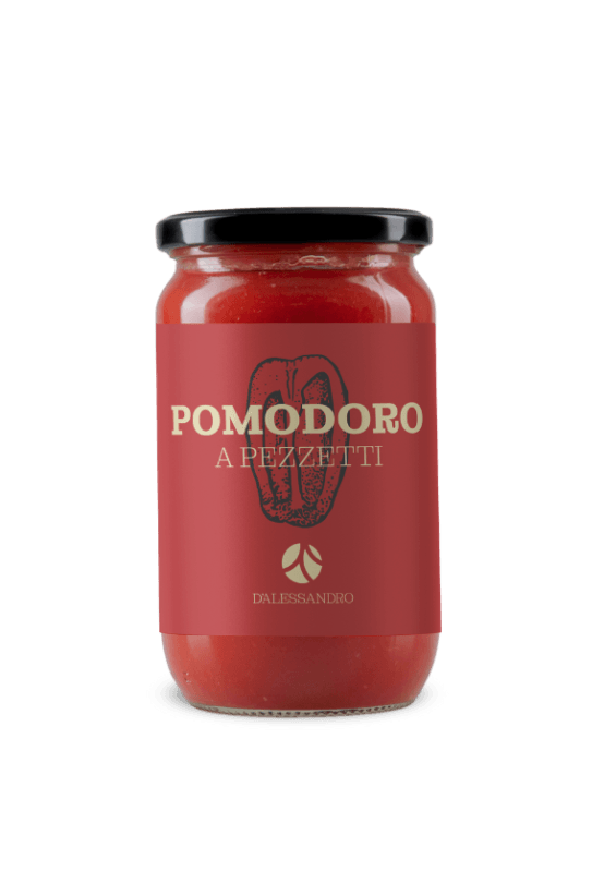 Barattolo di Pomodoro a Pezzetti marchio D'ALESSANDRO. L'etichetta è rossa e contiene un'illustrazione di pomodoro lungo tagliato a metà senza semi e senza buccia