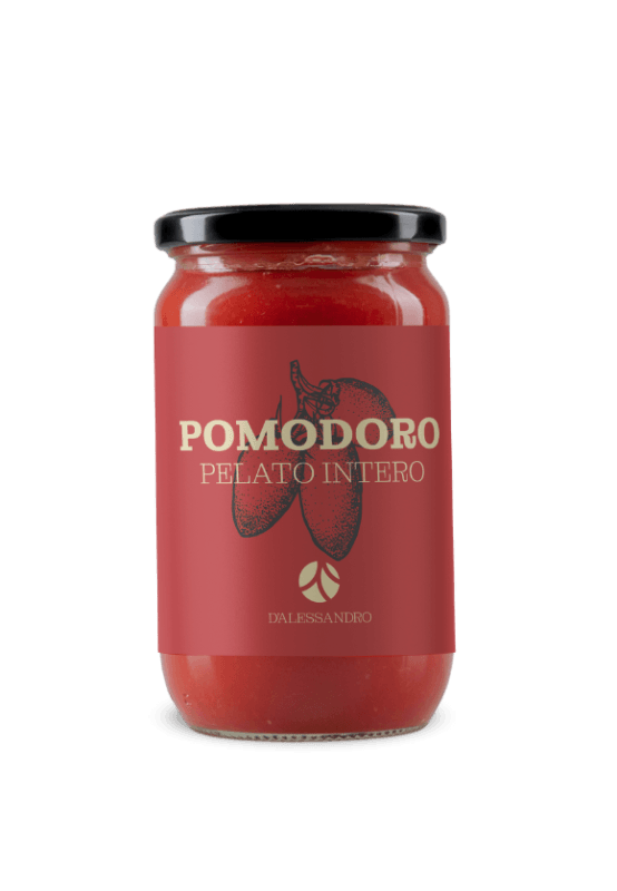 Barattolo di Pomodoro Pelato Intero, marchio D'ALESSANDRO. L'etichetta è rossa e contiene un'illustrazione di tre pomodori varietà romanelli.