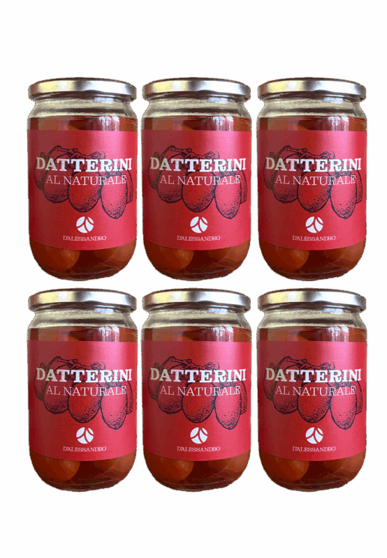 sei barattoli di datterini al naturale d'alessandro. i barattoli sono di vetro trasparente e hanno il tappo argentato. Al centro di ogni barattolo si trova l'etichetta dei datterini al naturale d'alessandro: ha uno sfondo rosso, la scritta bianca in maiuscolo DATTERINI AL NATURALE sopra un grappolo di datterini stilizzati. Nell'etichetta, sotto la scritta DATTERINI AL NATURALE si colloca il logo d'alessandro, che raffigura delle radici di ulivo stilizzate