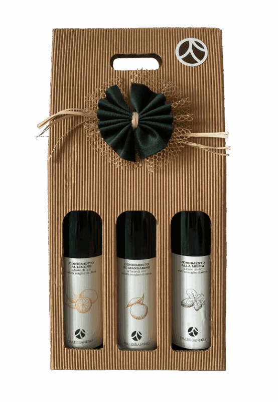 Una confezione regalo contenente tre bottiglie di condimento a base di olio evo abruzzese. La scatola è realizzata in cartone ondulato ed è decorata con un fiocco in tessuto verde scuro con una base in rete dorata e rafia. Ogni bottiglia è doppio vetro scuro con tappo antirabocco nero e presenta un'etichetta con un'illustrazione diversa che rappresenta il sapore dell'olio: limone, mandarino e nero. Il logo del marchio, ossia le radici di ulivo stilizzate, è presente in alto a destra della scatola in cartone ondulato.